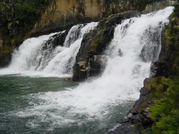 Gandavaroyi Falls, Gokwe.